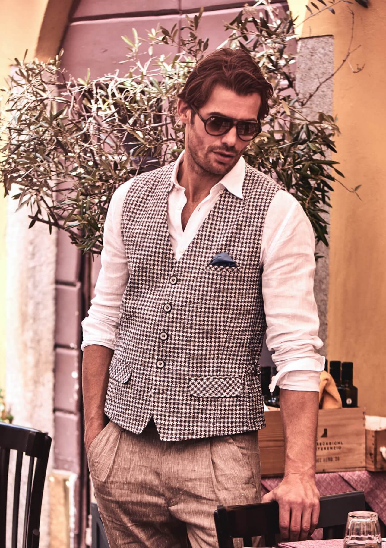 Model trägt DORNSCHILD Herrenweste in Creme mit fein gewebter Struktur im stilvollen Sommer-Look