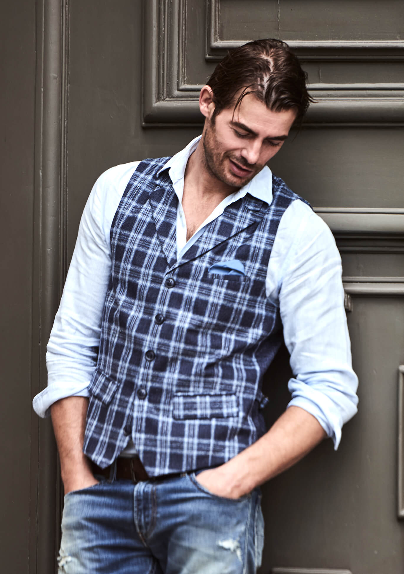 Model trägt DORNSCHILD Herrenweste mit Revers in Nachtblau mit hellblau-silbergrauem Karomuster im smart-casual Sommer-Look