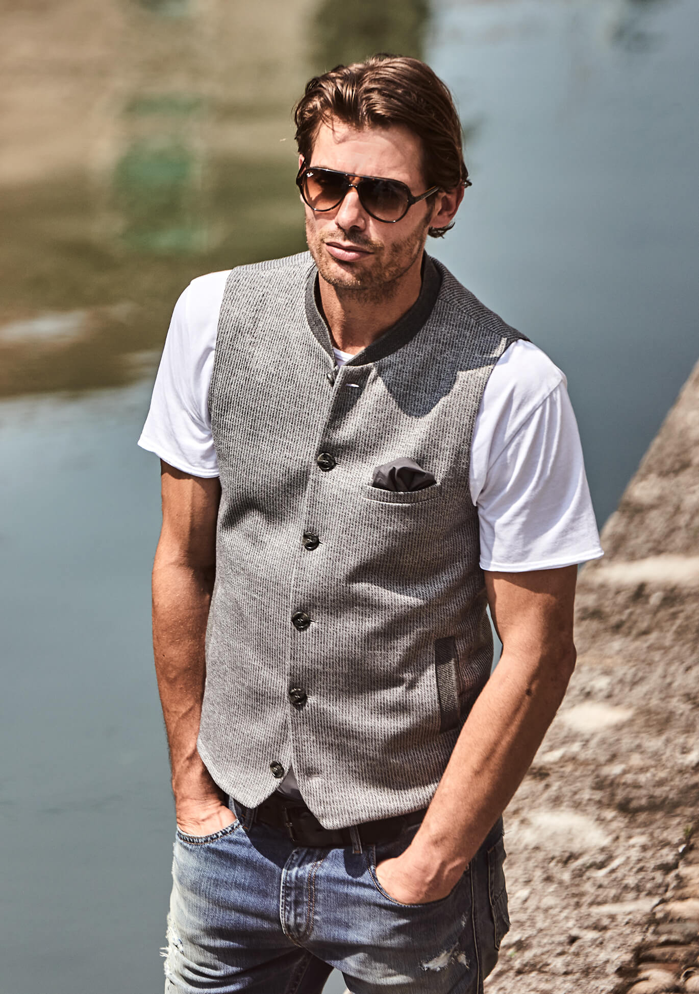 Model trägt DORNSCHILD Herrenweste im Blouson-Style in Grau meliert zu T-Shirt und Denim im lässigen Sommer-Look