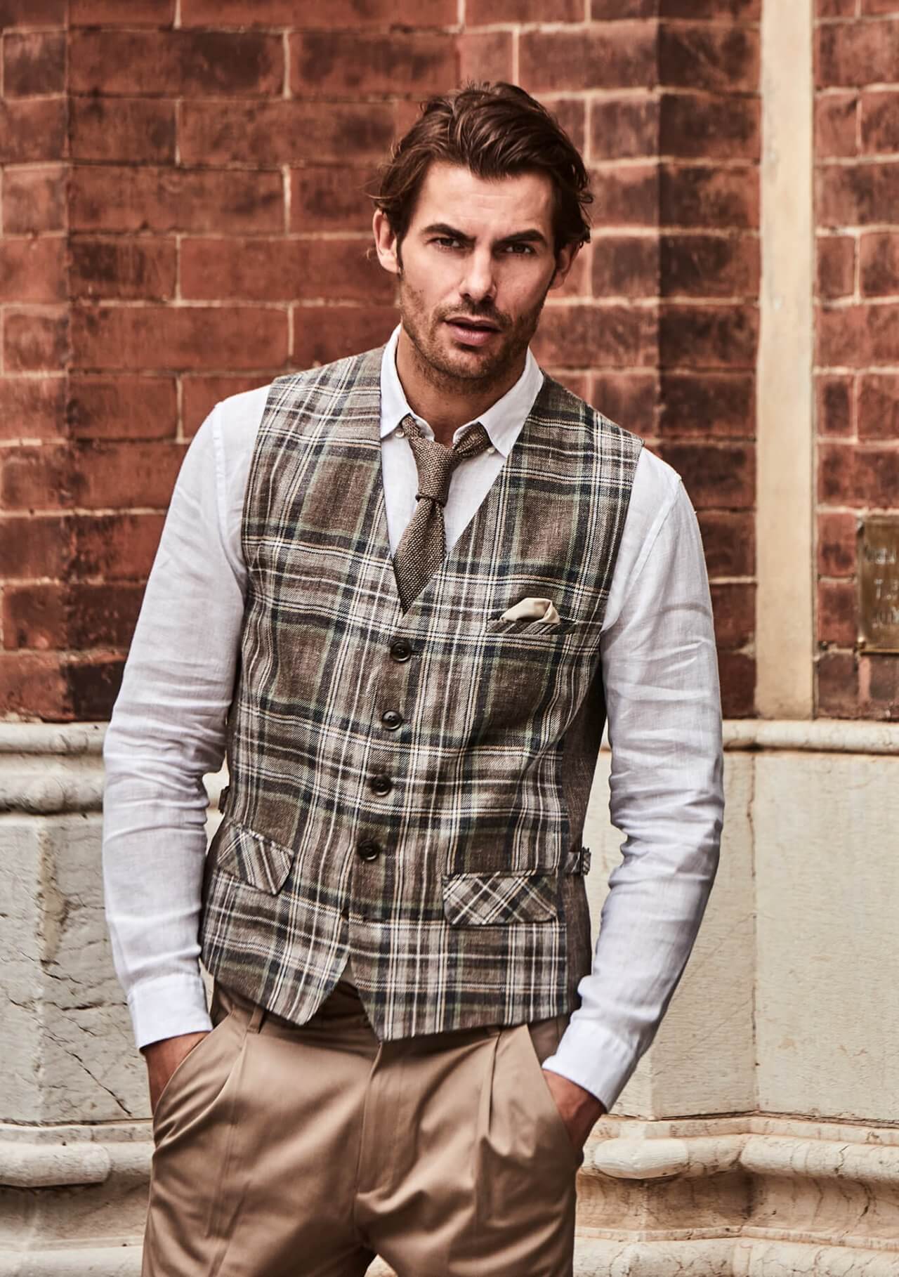 Model trägt DORNSCHILD Leinen Herrenweste in Braun mit klassischem Karomuster im smart-casual Sommer-Look