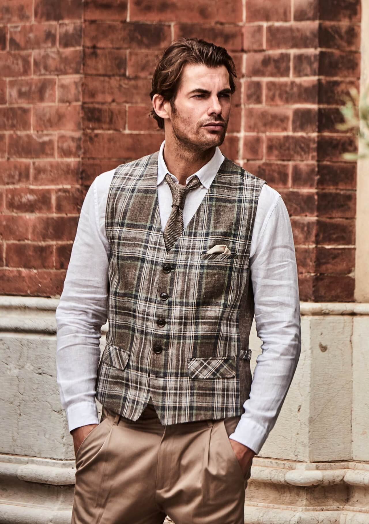 Model trägt DORNSCHILD Leinen Herrenweste in Braun mit klassischem Karomuster im smart-casual Sommer-Look