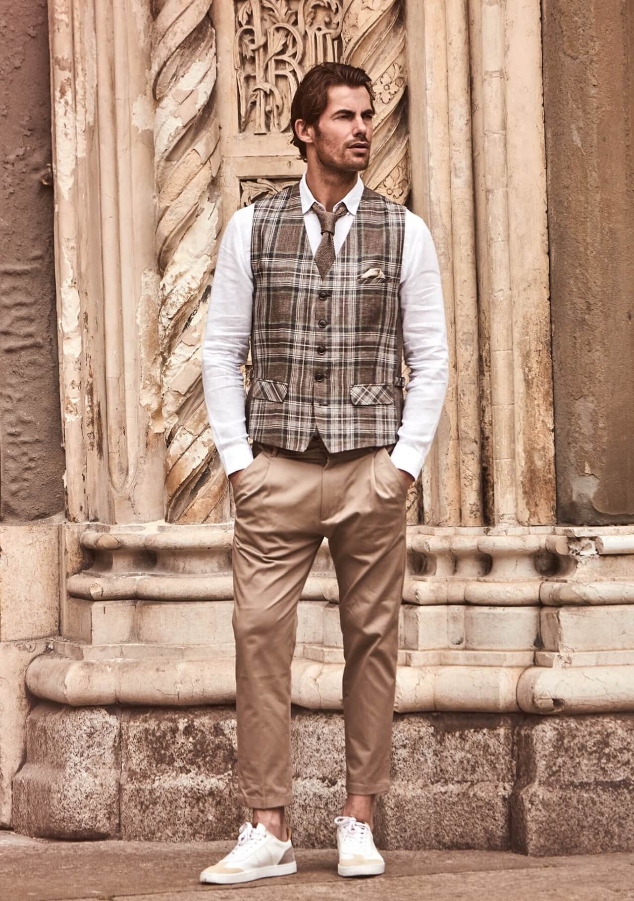 Model trägt DORNSCHILD Leinen Herrenweste in Braun mit klassischem Karomuster im smart-casual Sommer-Look