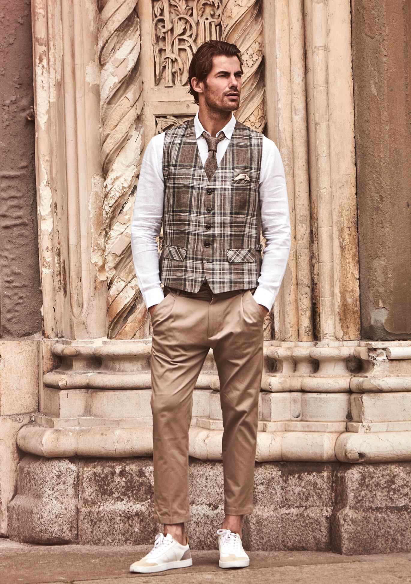 Model trägt DORNSCHILD Leinen Herrenweste in Braun mit klassischem Karomuster im smart-casual Sommer-Look