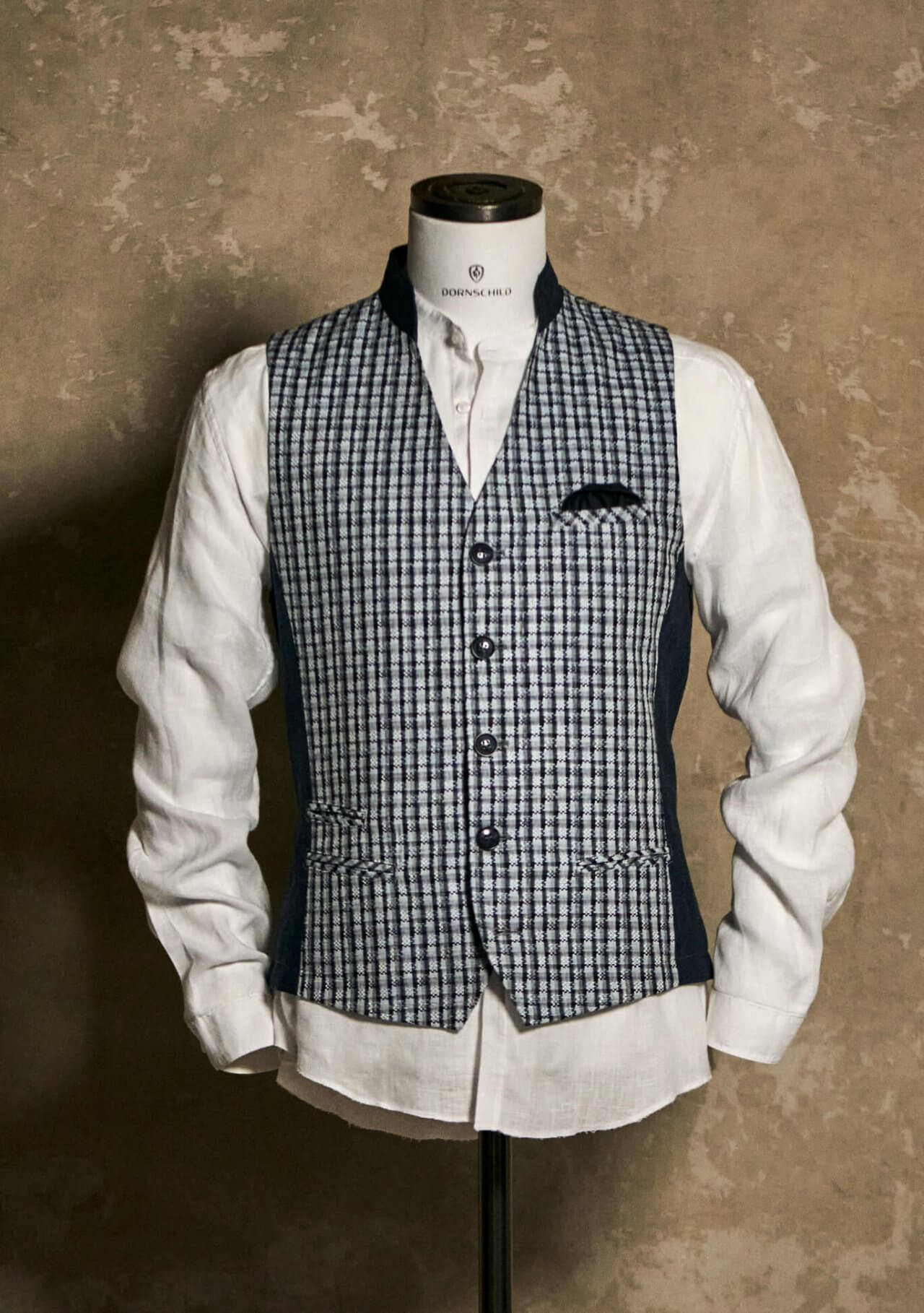 DORNSCHILD Herrenweste mit Stehkragen in hellem Himmelblau mit Karomuster in Dunkelblau und Offwhite