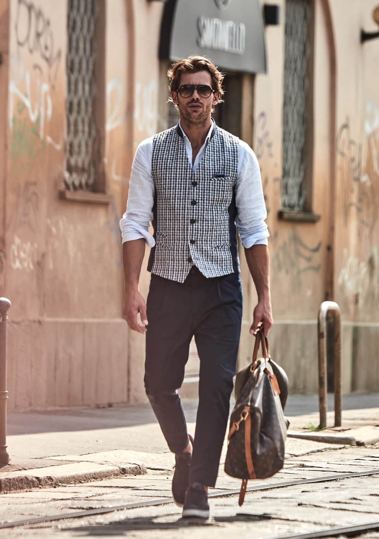 Model trägt DORNSCHILD Herrenweste mit Stehkragen in Himmelblau mit Karomuster im lässig-stilvollen Sommer-Look