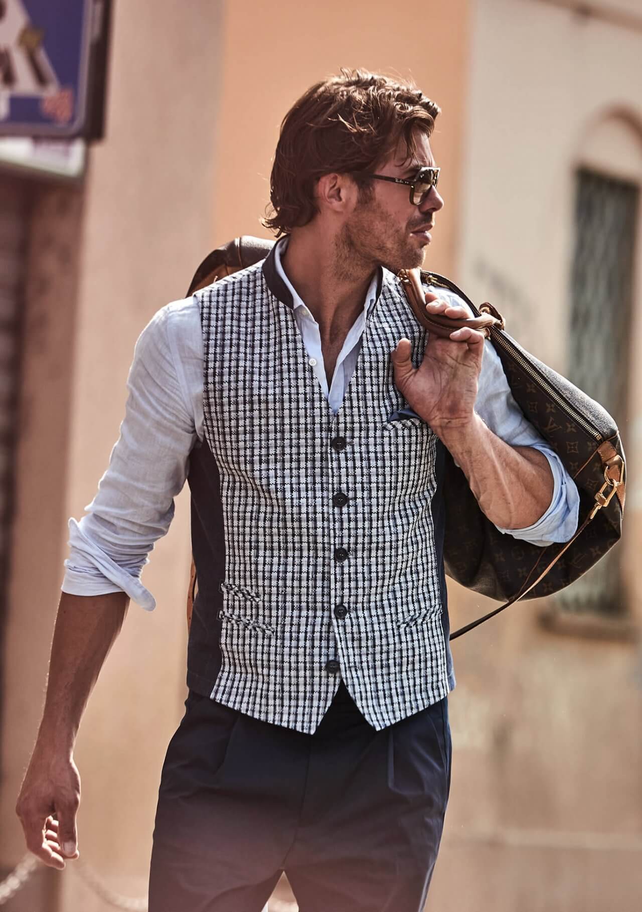 Model trägt DORNSCHILD Herrenweste mit Stehkragen in Himmelblau mit Karomuster im lässig-stilvollen Sommer-Look