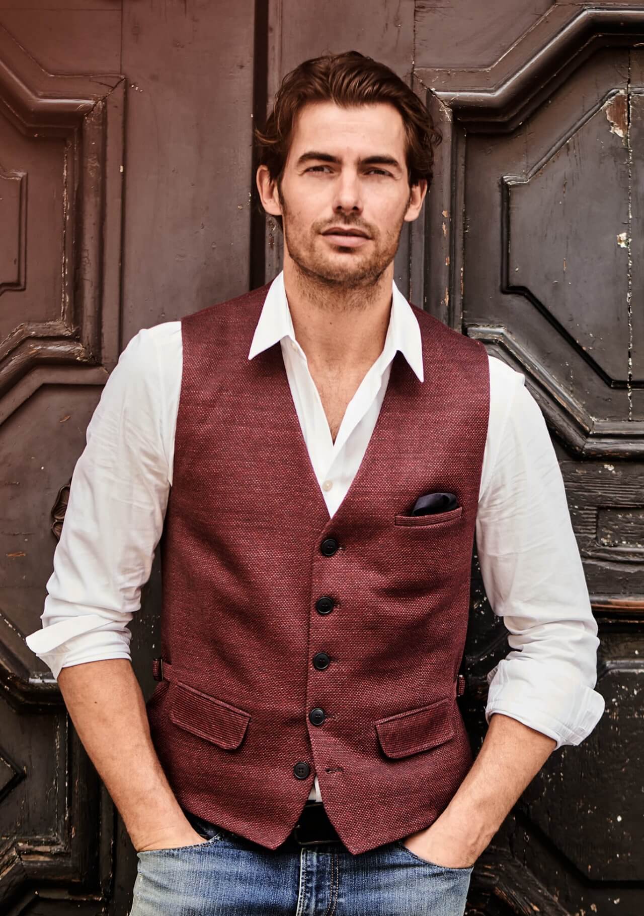 Model trägt DORNSCHILD Herrenweste in Bordeauxrot mit fein melierter Struktur im smart-casual bis eleganten Styling