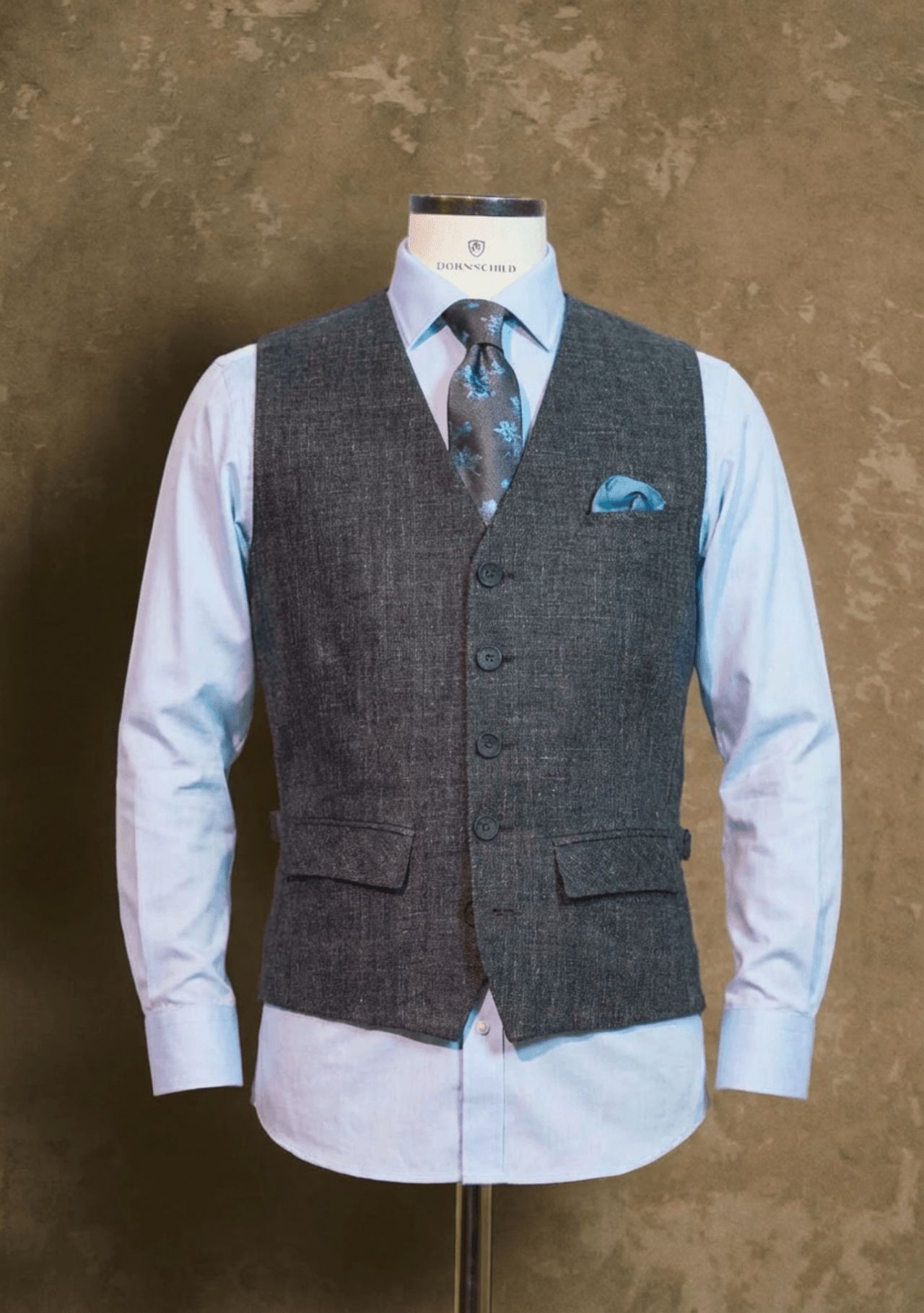 Blaue DORNSCHILD Herrenweste FS26 W1-8 als Hochzeitsweste, elegant gestylt mit hellblauem Hemd, gemusterter Krawatte und Einstecktuch