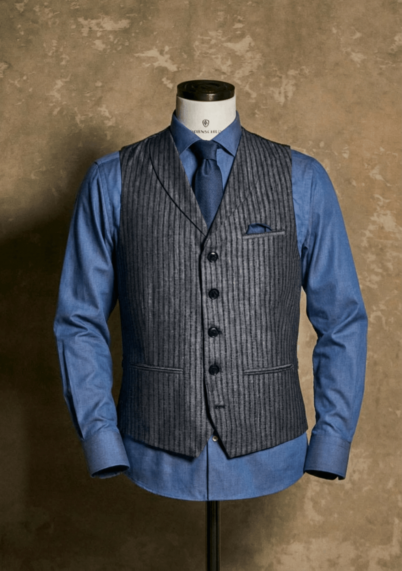 Blaue gestreifte DORNSCHILD Herrenweste FS26 W2-4 als Hochzeitsweste, kombiniert mit blauem Hemd, Krawatte und Einstecktuch