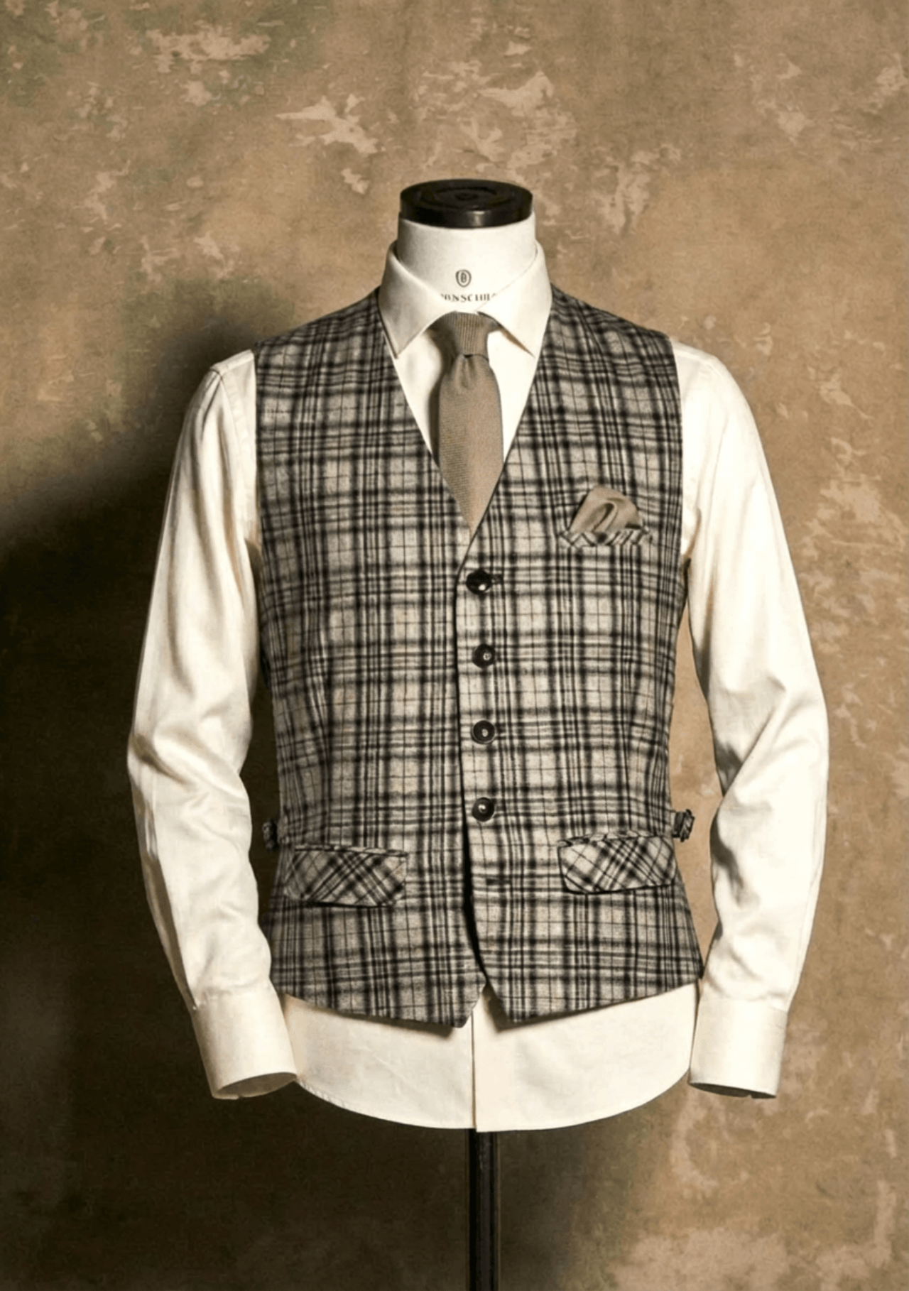 Karierte DORNSCHILD Herrenweste FS26 W1-4 in Beige und Braun als Hochzeitsweste, kombiniert mit hellem Hemd, Krawatte und Einstecktuch