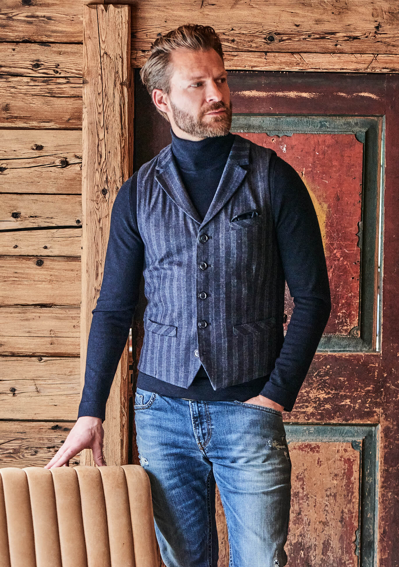 DORNSCHILD Herrenweste HW26 W2-6 blau gestreift mit Kragen, getragen mit dunkelblauem Rollkragen und Denim.